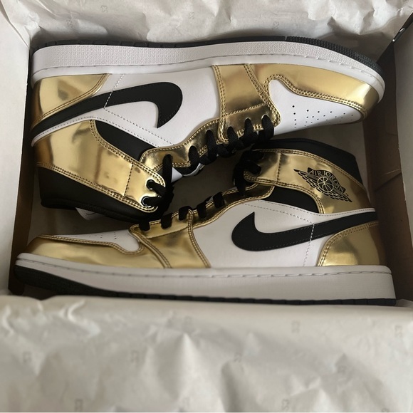 SOLD - Air Jordan 1 Mid SE - Picture 1 of 7